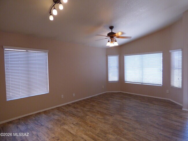 Foto del edificio - 5562 W Peaceful Dove Pl