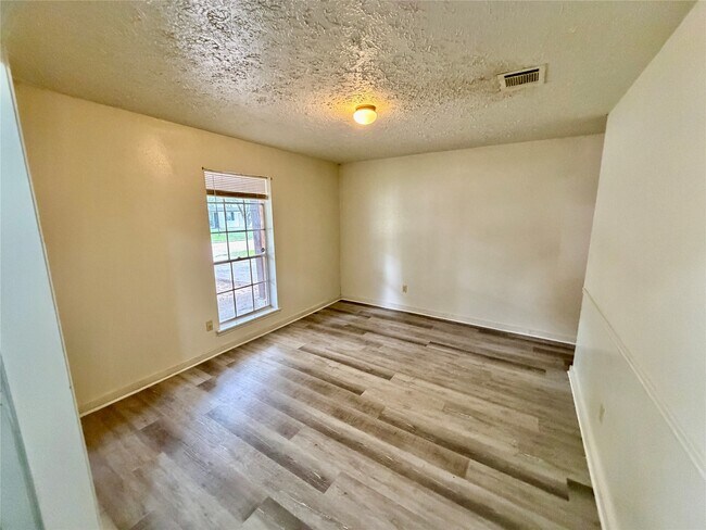Foto del edificio - 5015 Glendower Dr