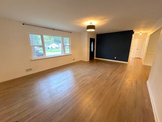 Building Photo - BEAUTIFULLY UPDATED 3 BEDROOM BRICK RANCH IN THALIA MANOR