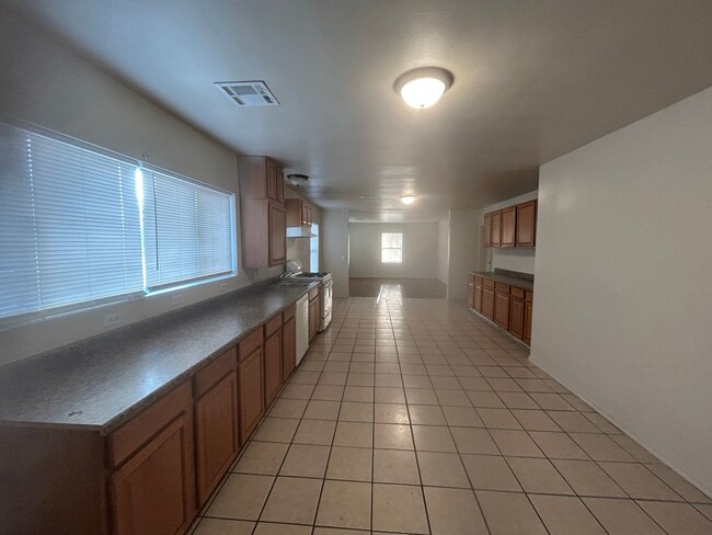 Foto del edificio - 3 bed 2 bath with 4 car garage on corner lot!