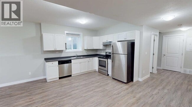 Building Photo - 9613 113 Ave