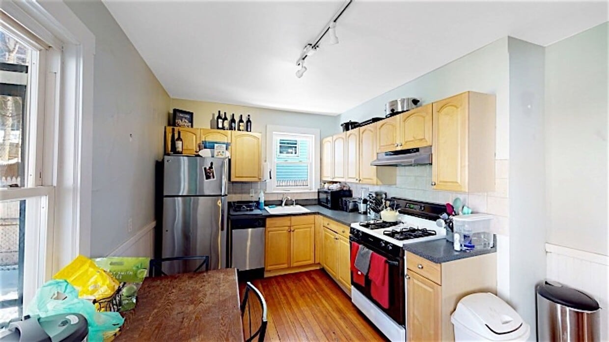 9/1 No Fee! Renovated Philly style 3BR near Porter & Davis! - 9/1 Huge two-level 5BR/2BA in Spring Hill ...