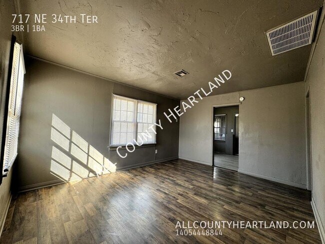 Building Photo - 717 NE 34th Terrace