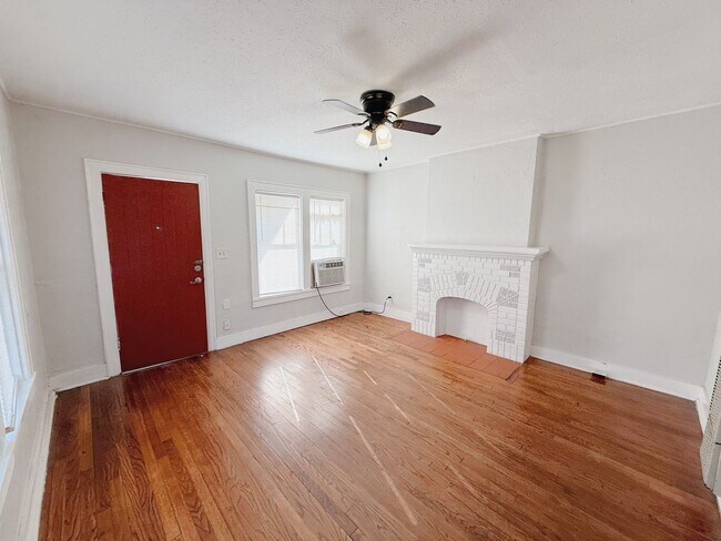 Foto del edificio - Charming 1-Bedroom Duplex with Storage Garage