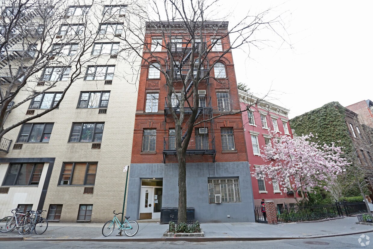 Building Photo - 45 Morton St