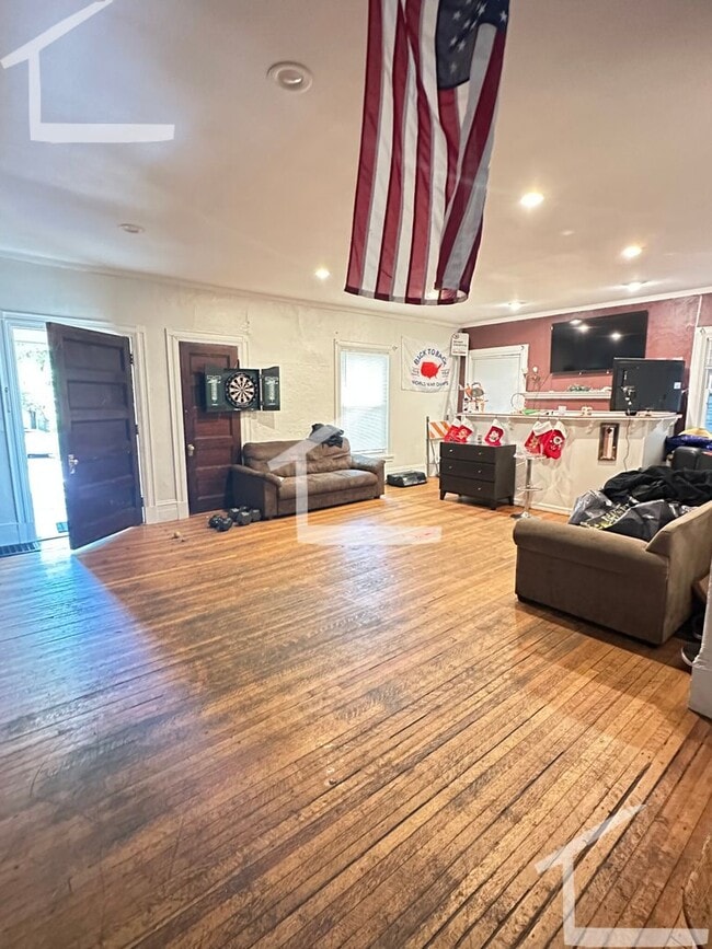 Building Photo - ENTIRE HOUSE Close to Boston College - 10 Bedrooms!!