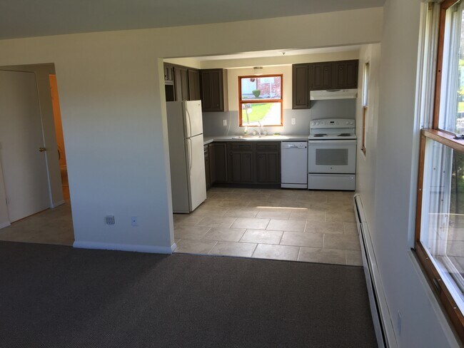 Building Photo - 916 Squires Ave
