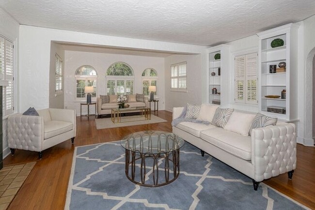 Foto del edificio - Spacious 4-Bedroom 1930's Mediterranean Home in College Park