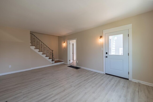 Building Photo - 6510 Hedge Ave
