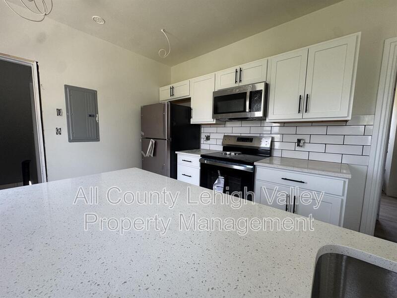 Building Photo - 122 E Goepp St