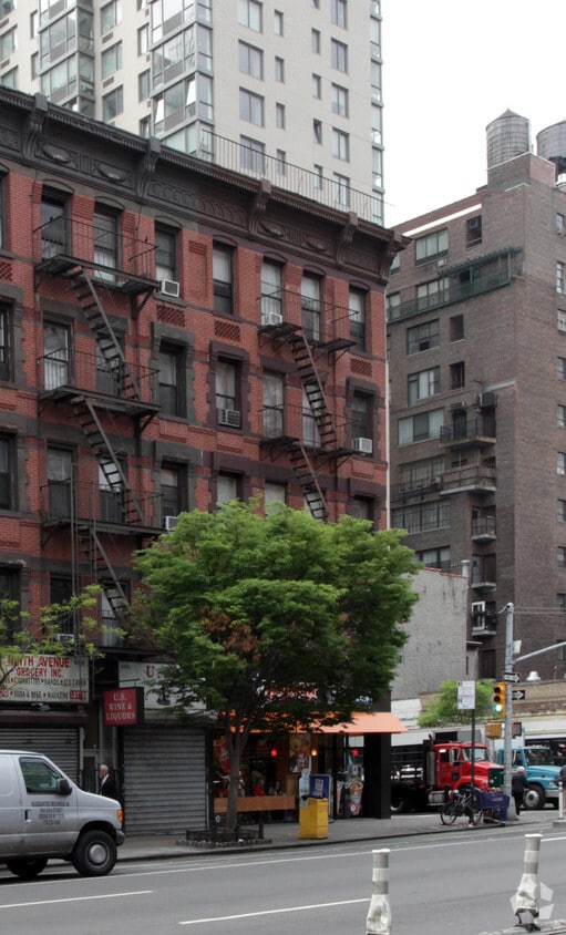 Building Photo - 357-361 W 37th St