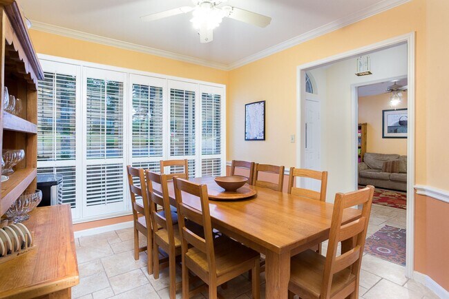 Building Photo - 4 Bedrooms 2 Baths