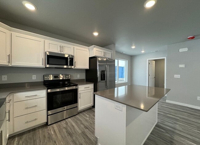 Building Photo - Exquisite 3-Bedroom Home with Modern Elega...