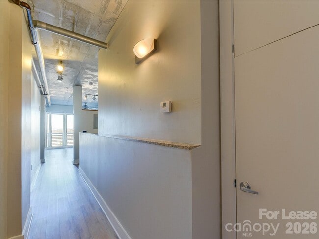 Building Photo - 505 E 6th St