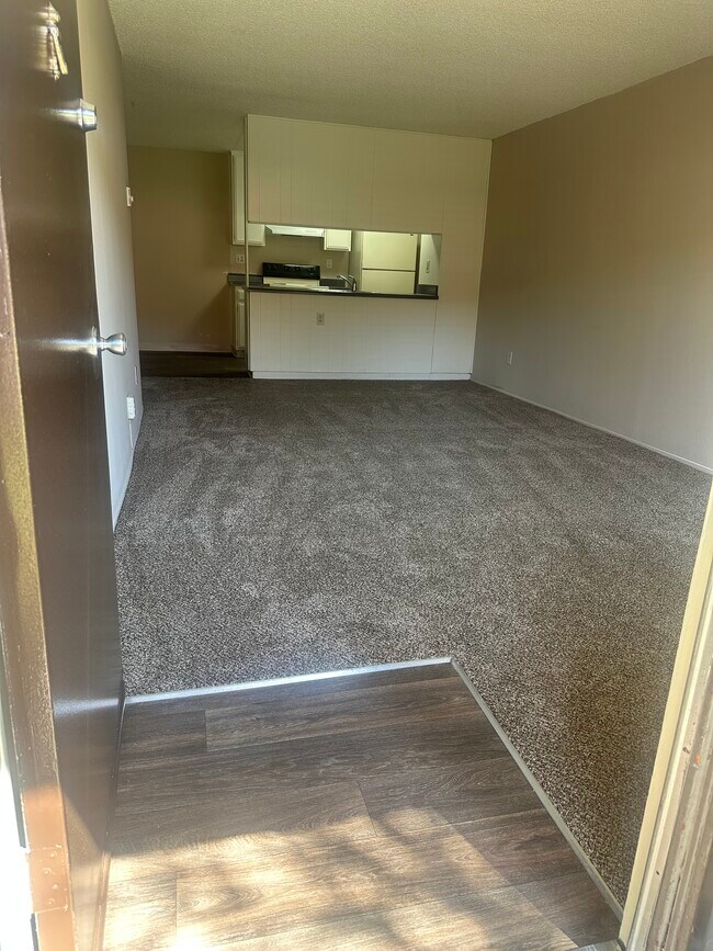 Building Photo - 563 Broadway