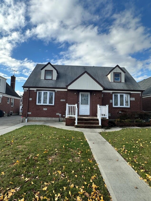 Foto principal - 82-22 258th St
