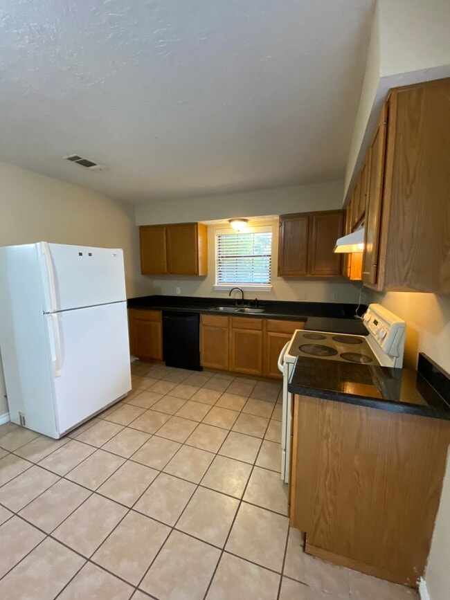 Foto del edificio - AUGUST PRE-LEASE Spacious & Affordable 3 Bedroom 2 Bathroom Duplex ON BUS ROUTE