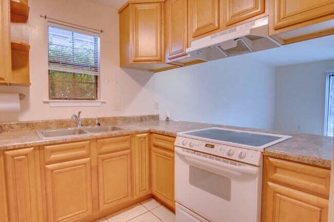 Foto del edificio - Completely updated 2 bedroom town home Loc...