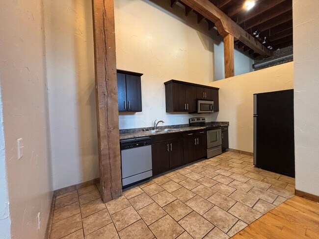 Foto del edificio - Beautiful 1 bedroom 1 bath loft available ...