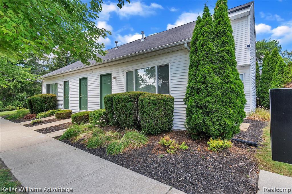 Photo - 241 Lottie St (South Lyon, MI)