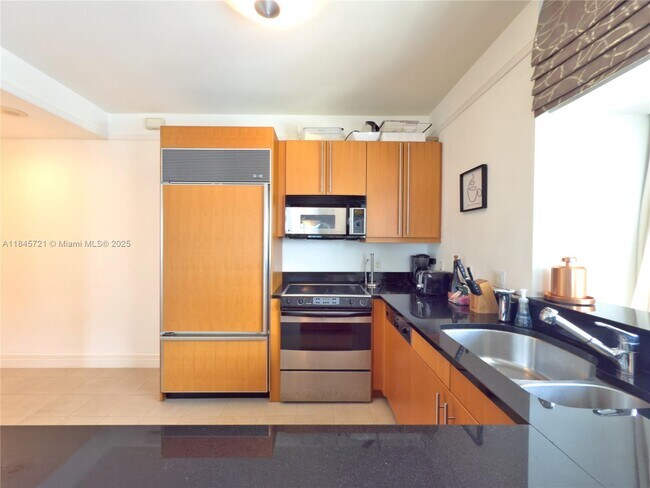 Building Photo - 1435 Brickell Ave