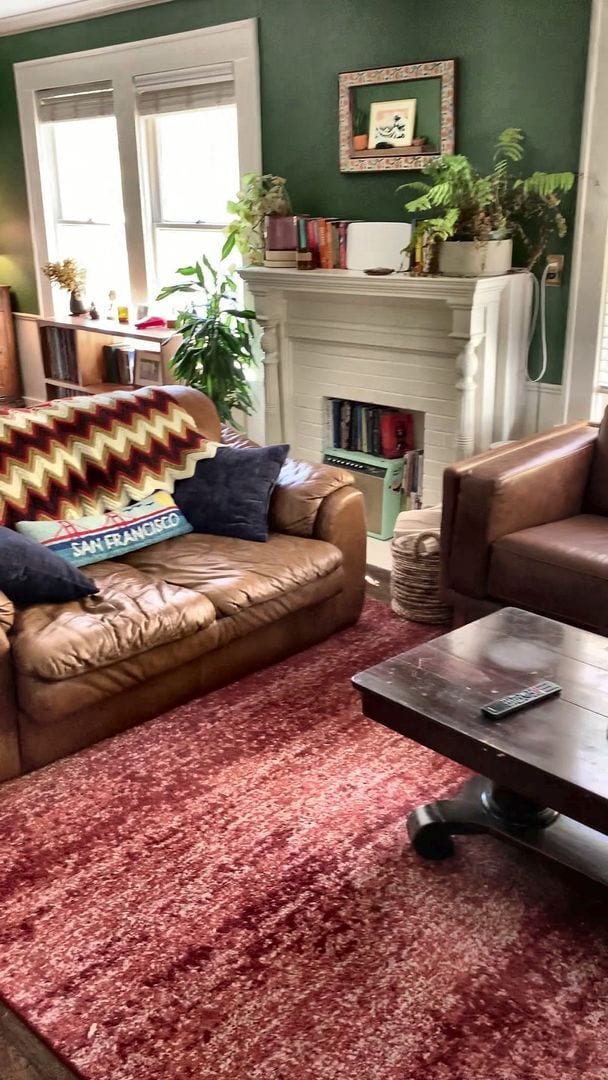 Foto del edificio - Cozy 2 Bed, 2 Bath Single-Level Home with Sunroom & Fenced Yard