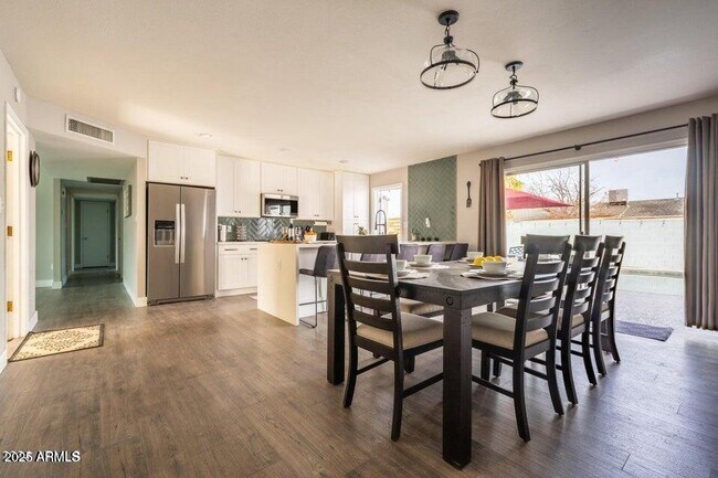 Building Photo - 2430 E Hermosa Dr