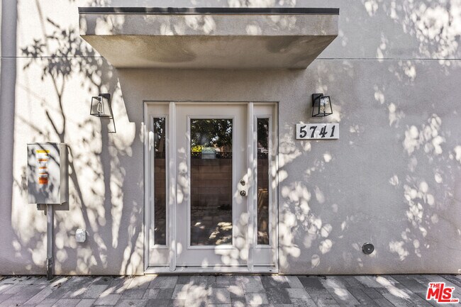 Foto del edificio - 5741 Simpson Ave