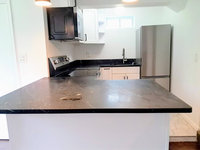 Kitchen has eat-in countertop - 9918 Tenbrook Dr