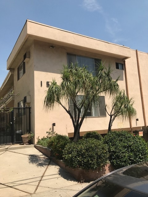 Building Photo - 1544 N Fuller Ave