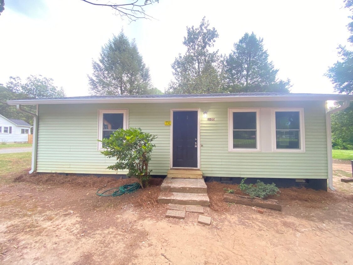 Foto principal - 3bd/1ba House Renovated In 2021 near Hwy 2...