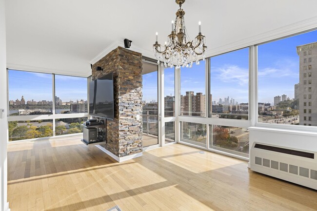 Building Photo - 818 Hudson Park
