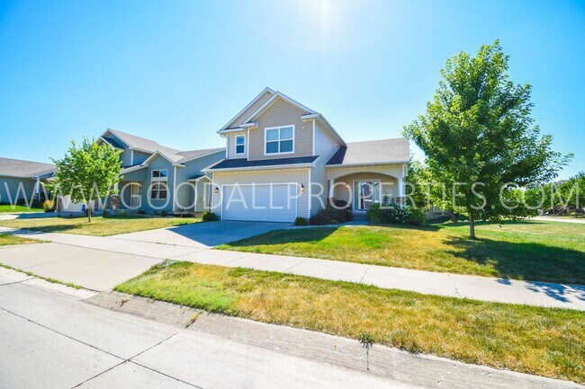 Building Photo - 4 Bedroom, 3.5 Bathroom in West Des Moines