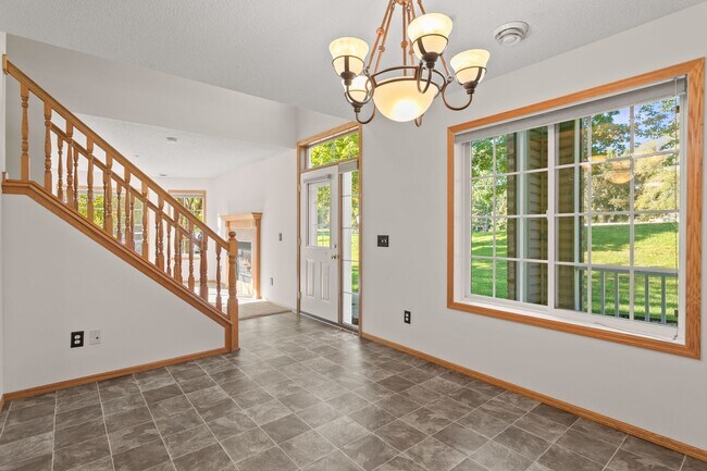 Building Photo - Available sept 01, 3bd, 2ba End Unit Town Home in Great Neighborhood