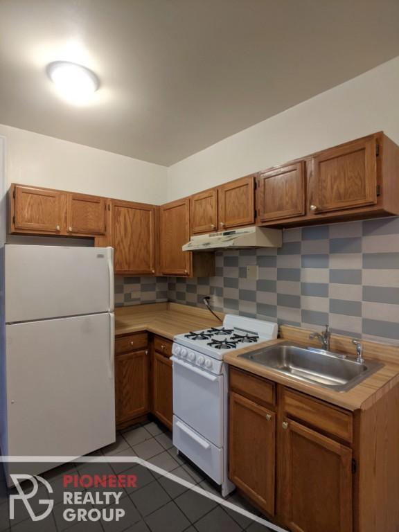 Building Photo - 1 bedroom in CHICAGO IL 60613