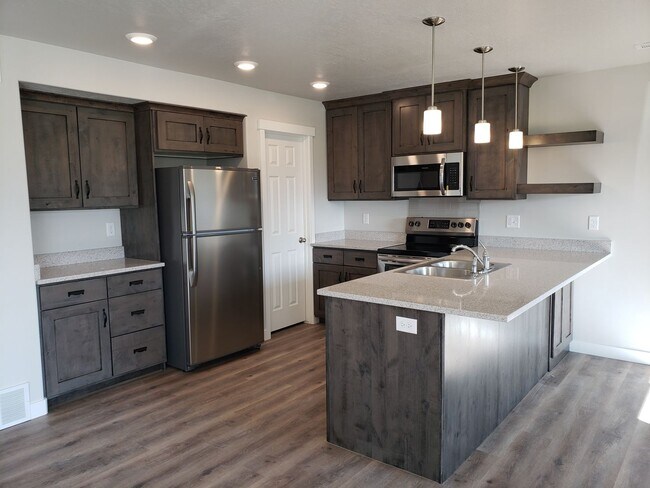 Building Photo - Spacious 4 Bed 2.5 Bath Springville Townhome