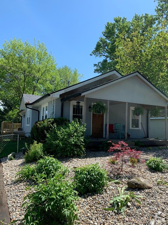 Covered front porch - 607 W Duncan Dr