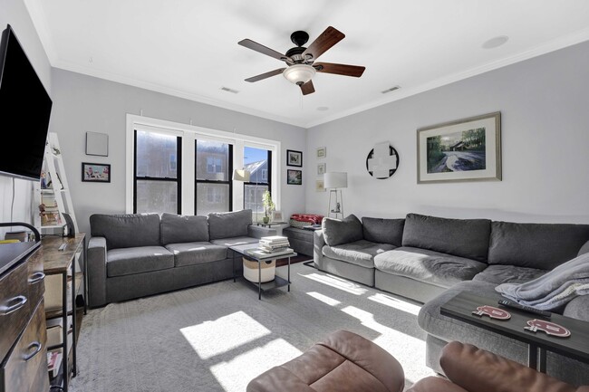 Building Photo - 1608 W Byron St