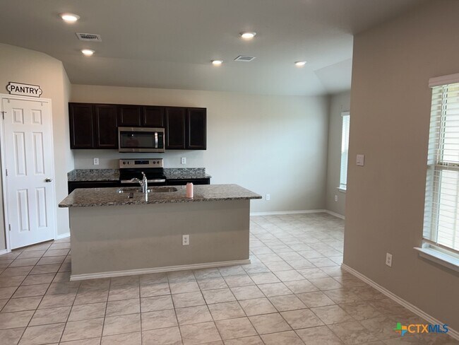 Foto del edificio - 5110 Natalia Rd