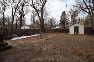 Building Photo - 422 N Cedar St