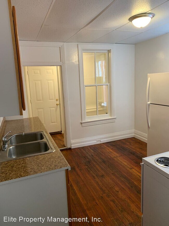 Building Photo - 3 br, 1 bath House - 647 W. Princess St., ...