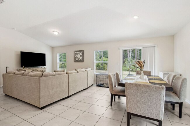 Building Photo - 4 Bedroom Close to shopping and schools