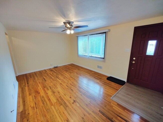 Foto del edificio - *Beautifully Updated 3BD/2BA Single Family Home Available in Whitehall*