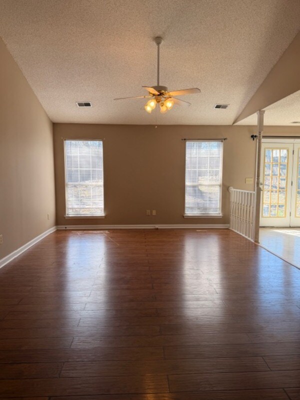 Foto del edificio - 229 Stonewood Dr