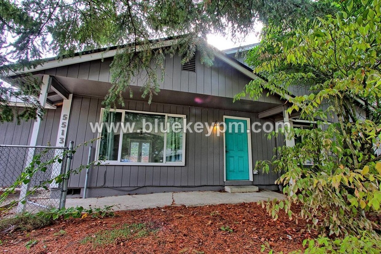 Foto principal - 3 Bed, 2 Bath Home Off SR 500 at NE 54th A...