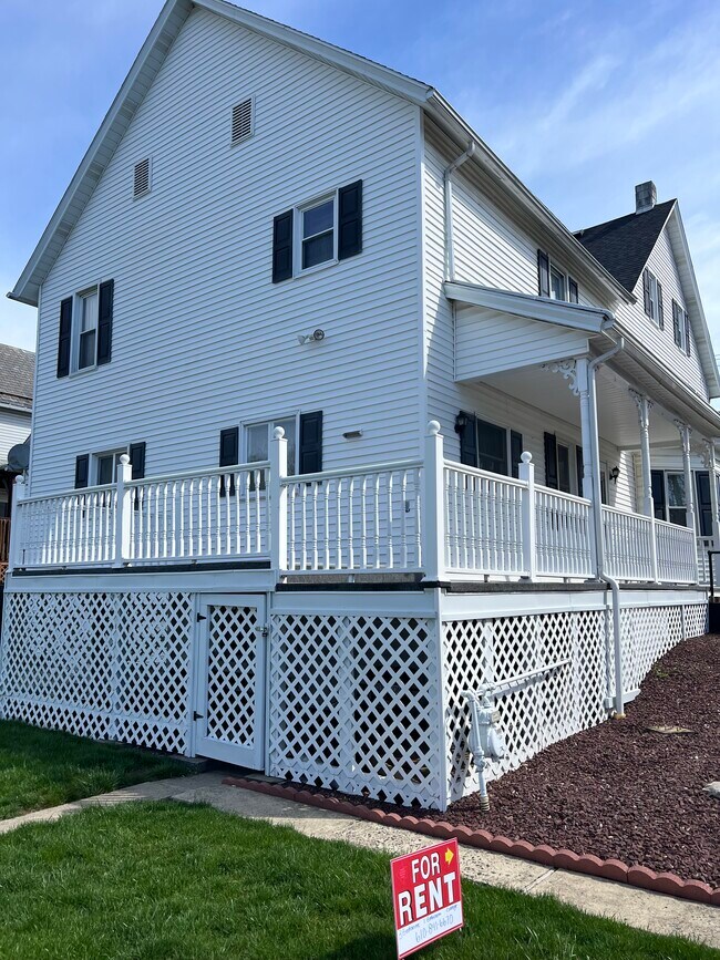 Building Photo - 225 B St