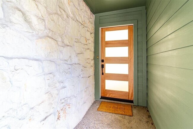 Foto del edificio - 7001 Whispering Creek Dr