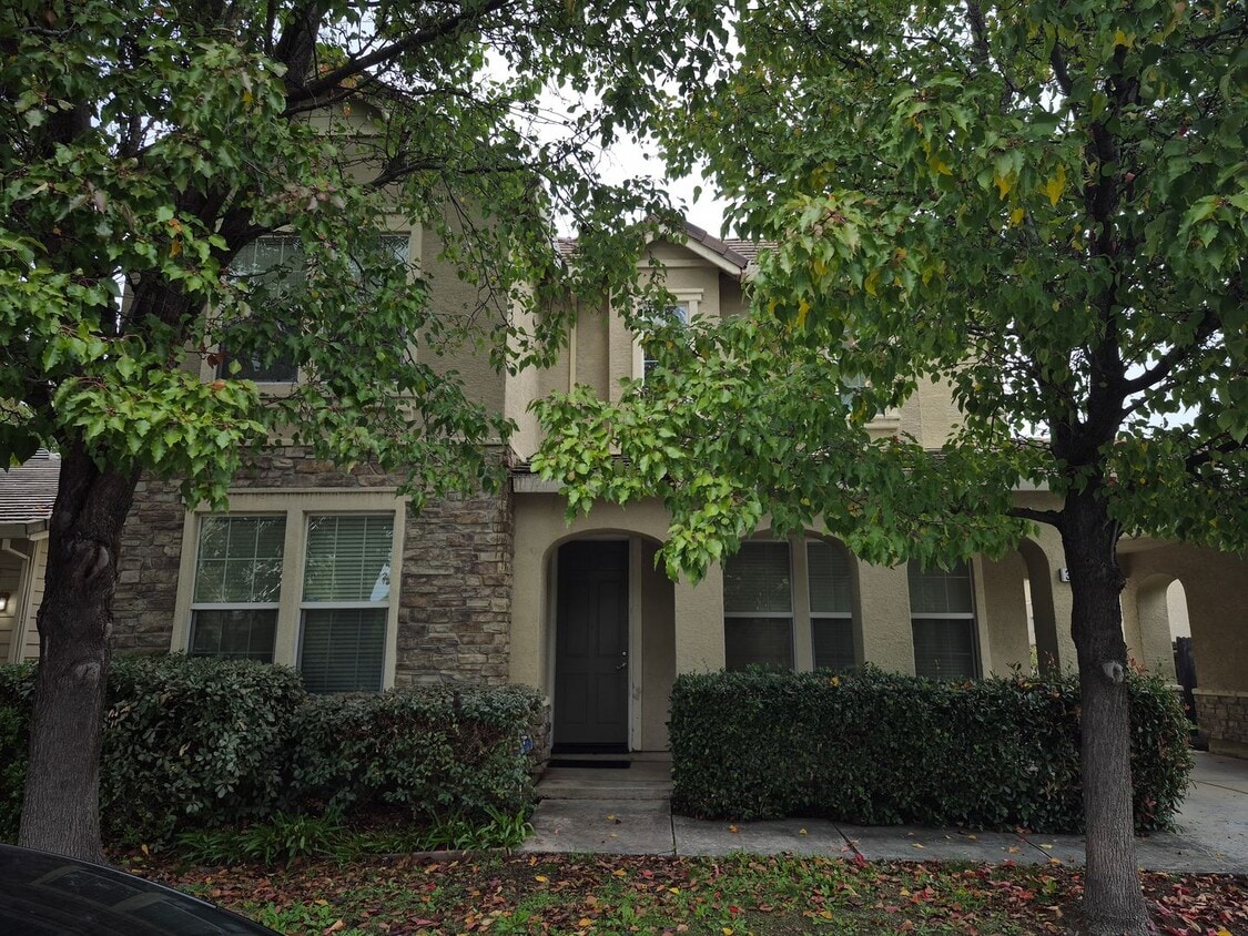 Foto principal - Beautiful 4 bedroom 3 bath home