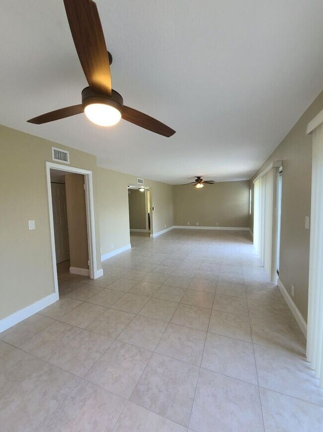 Building Photo - 3201 Bayview Dr
