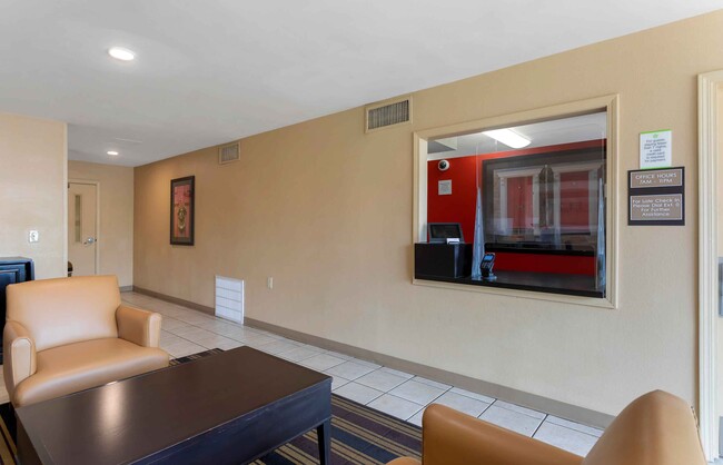 Lobby and Guest Check-in - Furnished Studio - Memphis